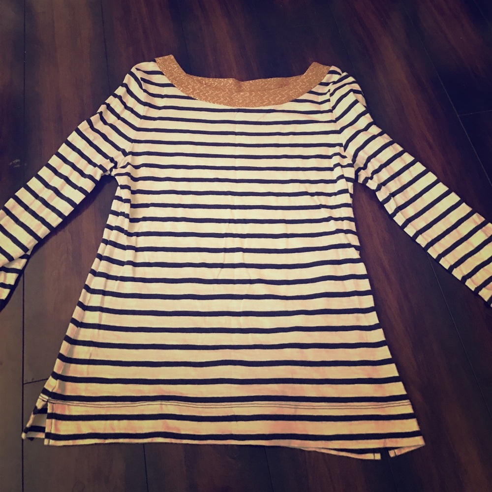 Banana Republic off white and navy blue top