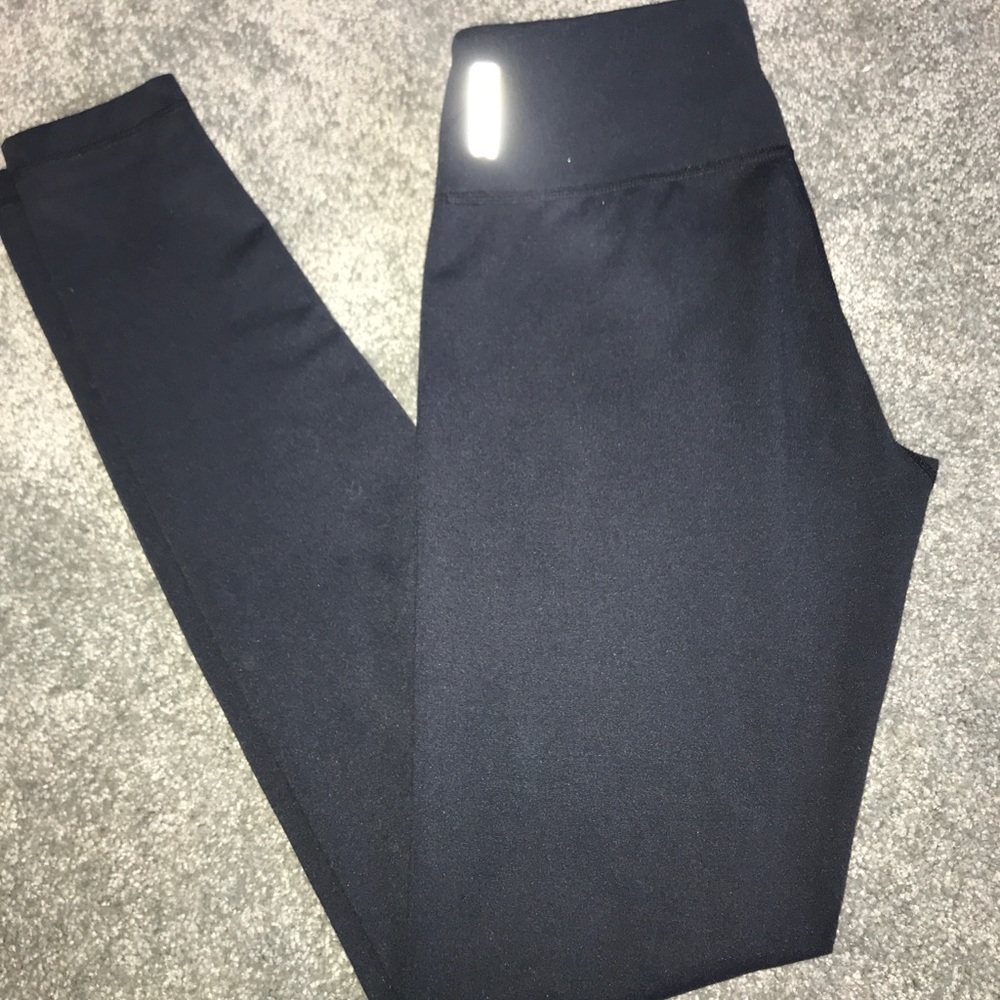 Black low-waisted leggings