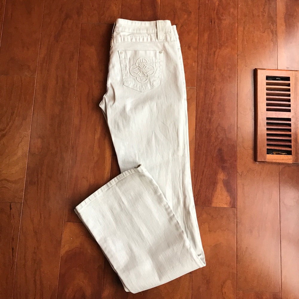 NWOT BEBE KAYLA CHAINED EMBROIDERED JEAN. Size 30