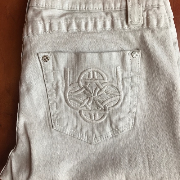 NWOT BEBE KAYLA CHAINED EMBROIDERED JEAN. Size 30 - Picture 2 of 7