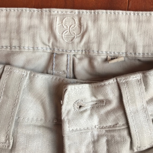 NWOT BEBE KAYLA CHAINED EMBROIDERED JEAN. Size 30 - Picture 3 of 7