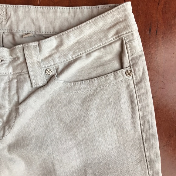 NWOT BEBE KAYLA CHAINED EMBROIDERED JEAN. Size 30 - Picture 4 of 7