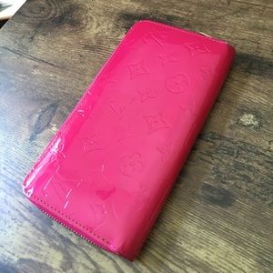 Authentic Louis Vuitton zippy wallet