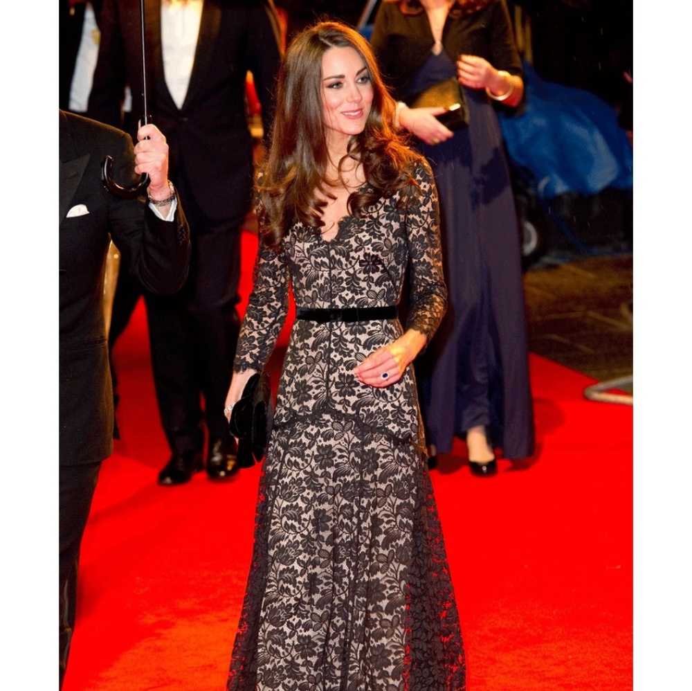 Amazing lace Dutchess Kate gown! Elegant and fab!