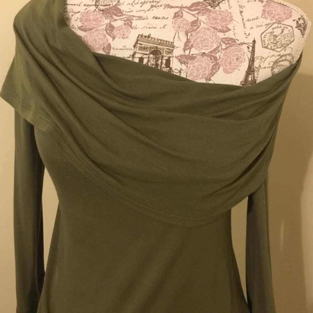 Free People Sexy off the shoulder too!