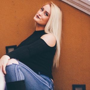 Meet your Posher, Kayla