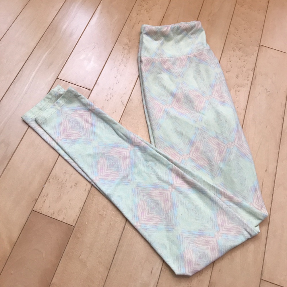 NEW Pastel yellow Lularoe leggings never worn