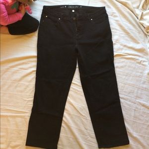 Jennifer Lopez black jean capris