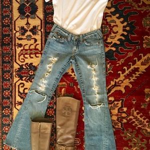 Boots, jeans, t-shirt