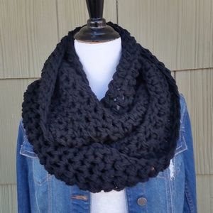 Super Chunky Crochet Infinity Scarf-Black