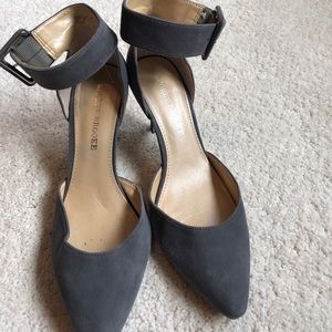 Grey pumps