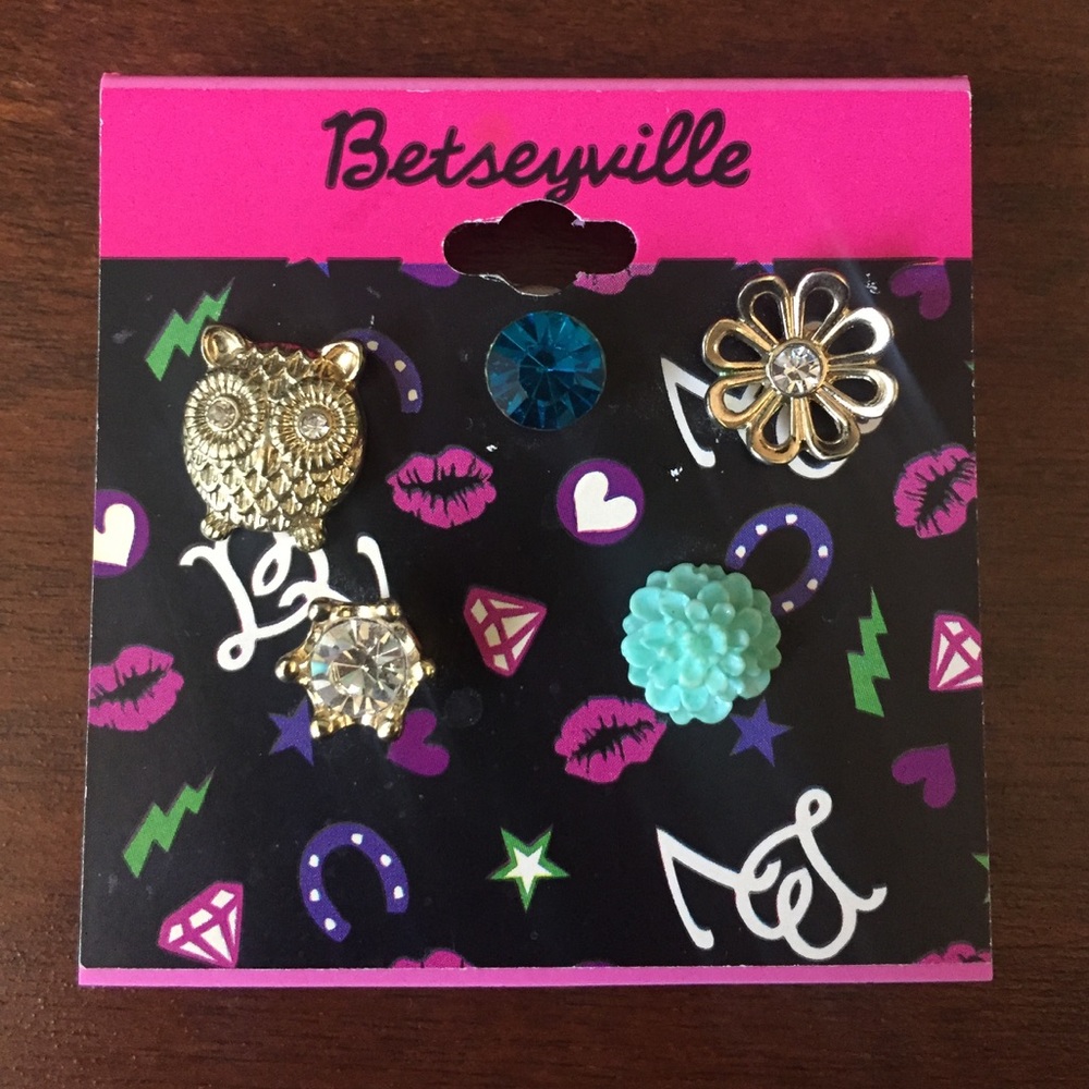NWT Betseyville Earring Set