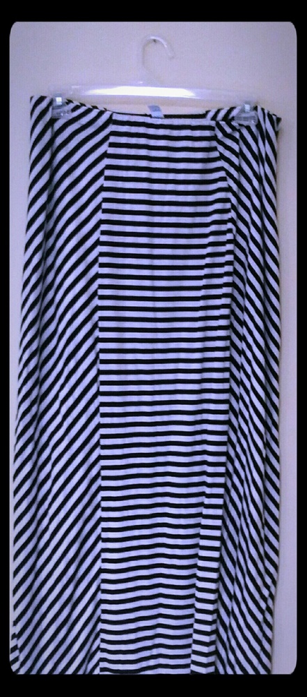 Sexy black and White Skirt with 2 slots in front