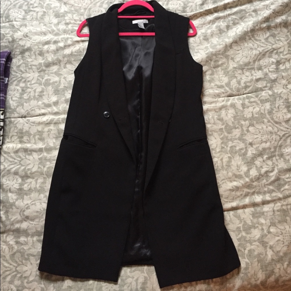 Black long sleeveless blazer.