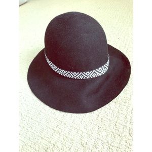 Great hat for fall winter! Never worn