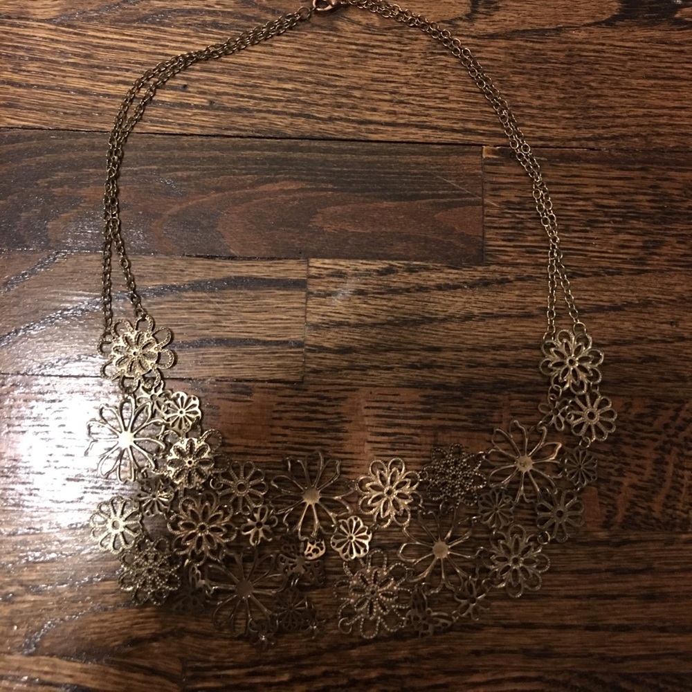 Gold flower statement necklace 🌸 💍
