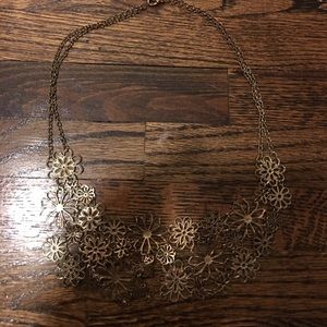 Gold flower statement necklace 🌸 💍