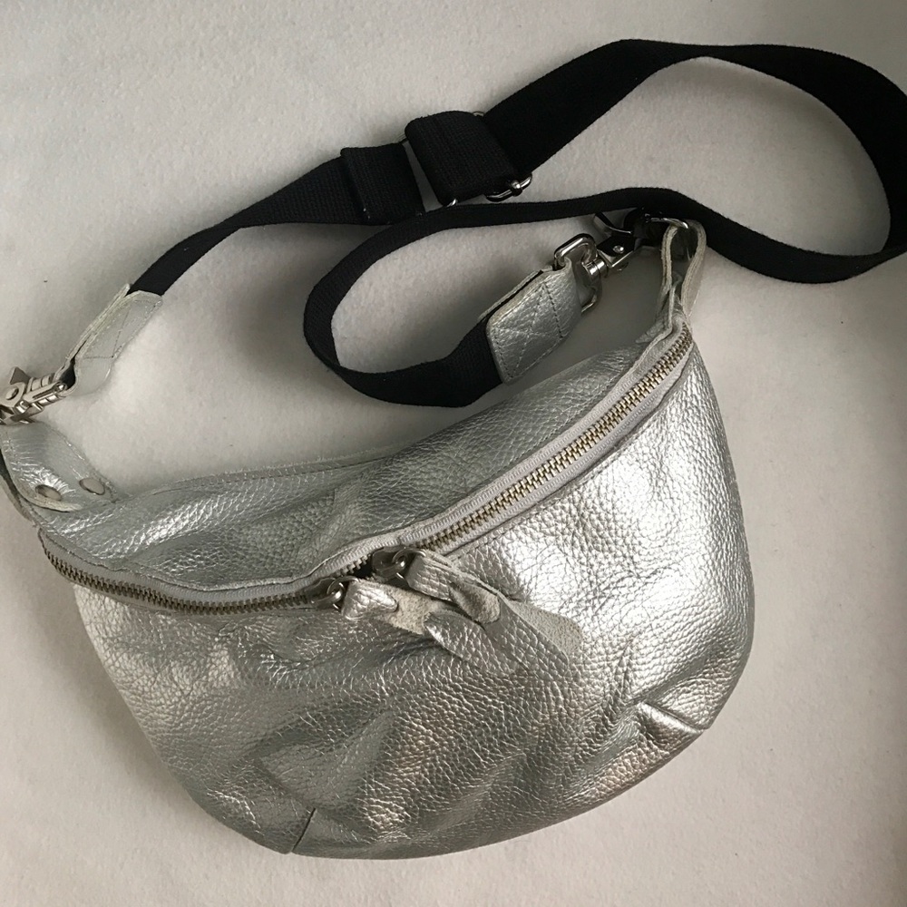 Kai-aakmann Metallic Silver Leather Crossbody Bag