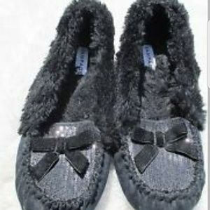 **Size 9 black fuzzy moccasins slippers with bow