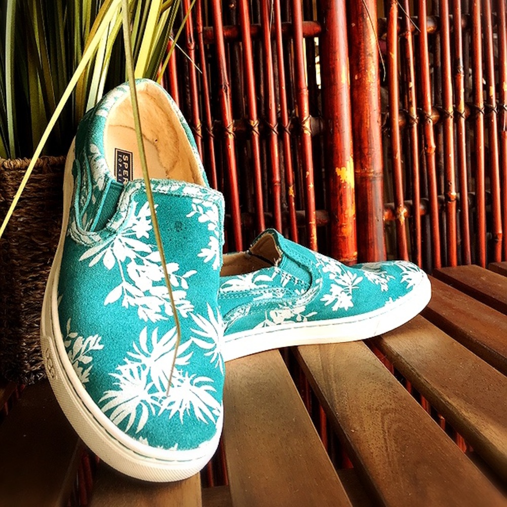 Beautiful bright color sneakers 👟 ❤️