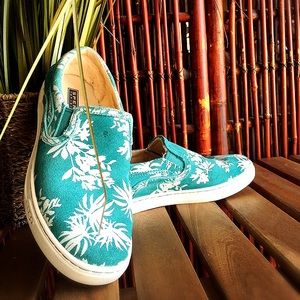 Beautiful bright color sneakers 👟 ❤️