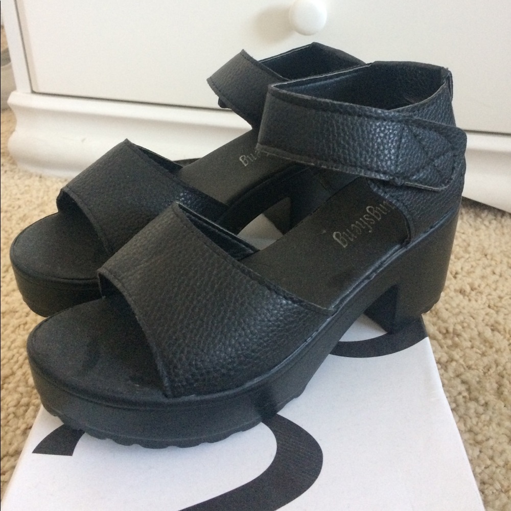 super cute black sandals!