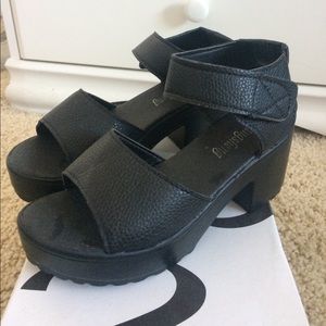 super cute black sandals!