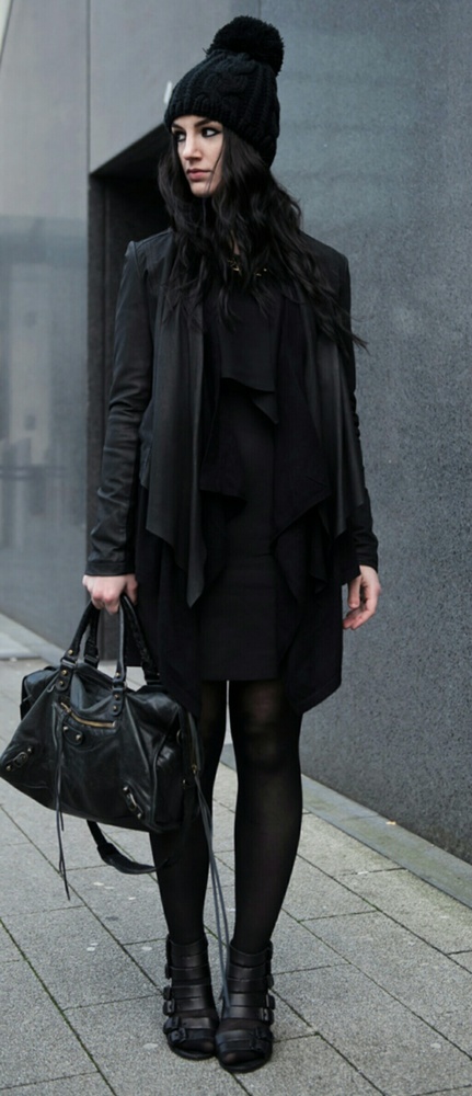 ONYX BLACK BEANIE WITH POM