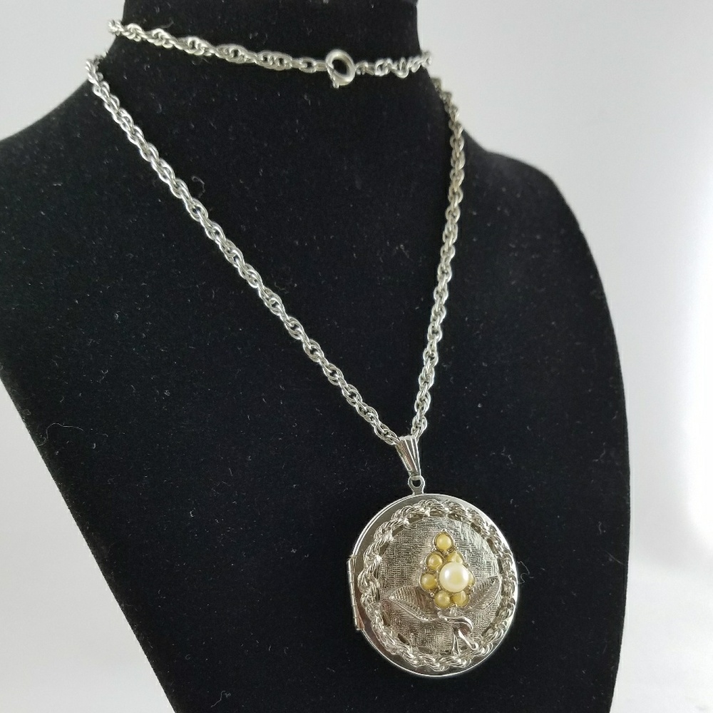 Vintage locket, silver plated arrow/flower