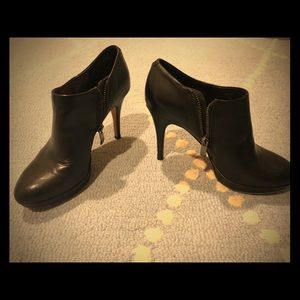 Vince Camuto Elvin bootie size 6 fits 6.5