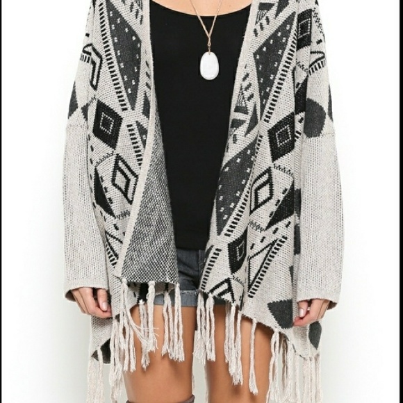 🔴5/$30! Aztec Black and Cream Fringe Cardigan - Picture 4 of 8