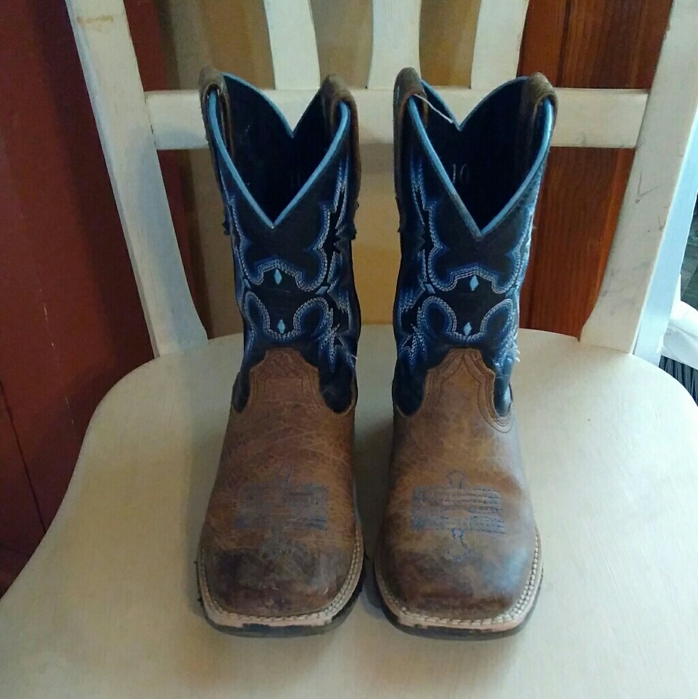 Boys ARIAT cowboy boots. Size 10.