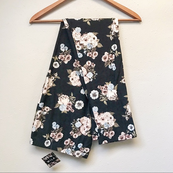 WILA Pants - Plus // Black Floral Leggings
