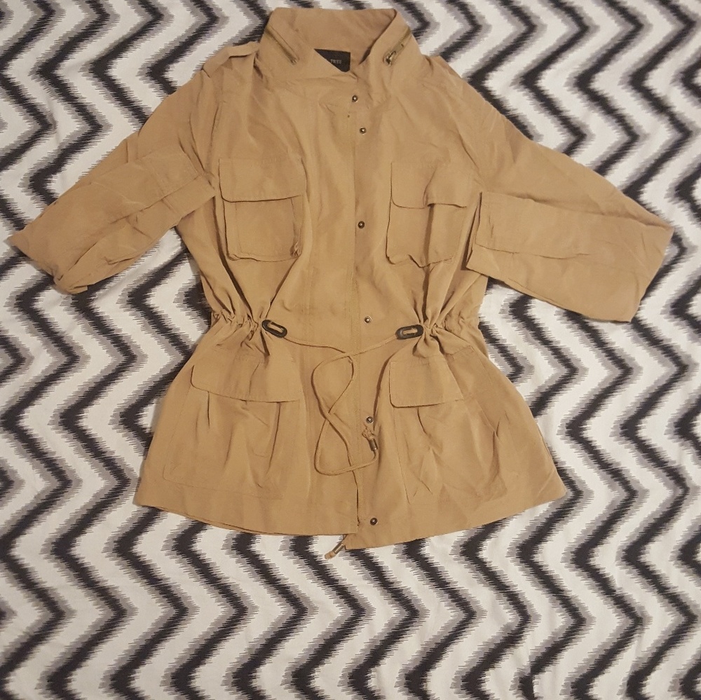 Lightweight woven jacket