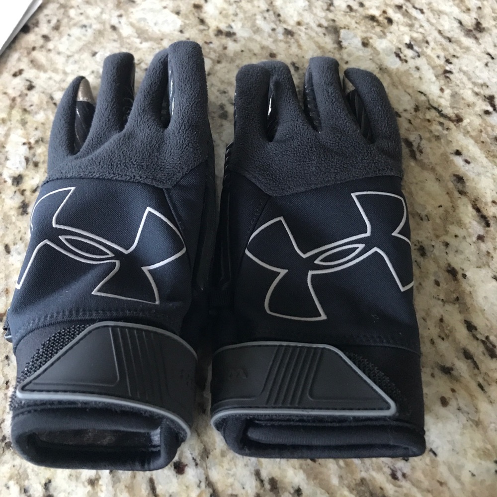 Under Armour fitted gloves