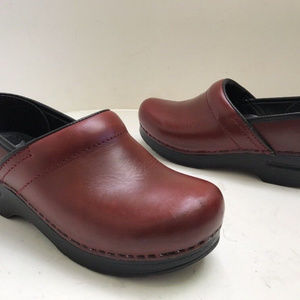 DANSKO BURGUNDYLEATHER PROFESSIONAL CLOGS SZ 6