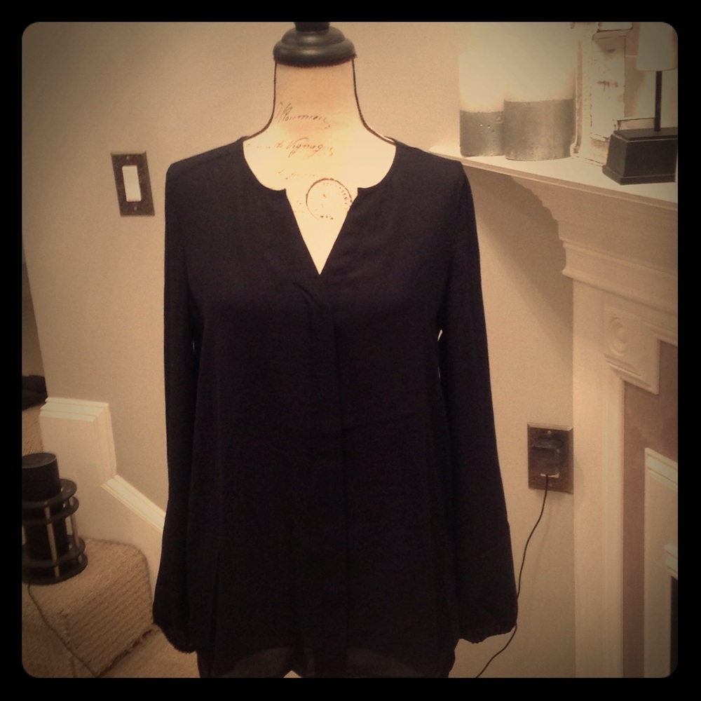 Black flowy top.  Size x-Small NWT