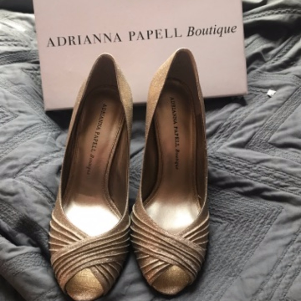 🔥🔥PRICE DROP🔥🔥 Sparkly gold peep toe heels!!