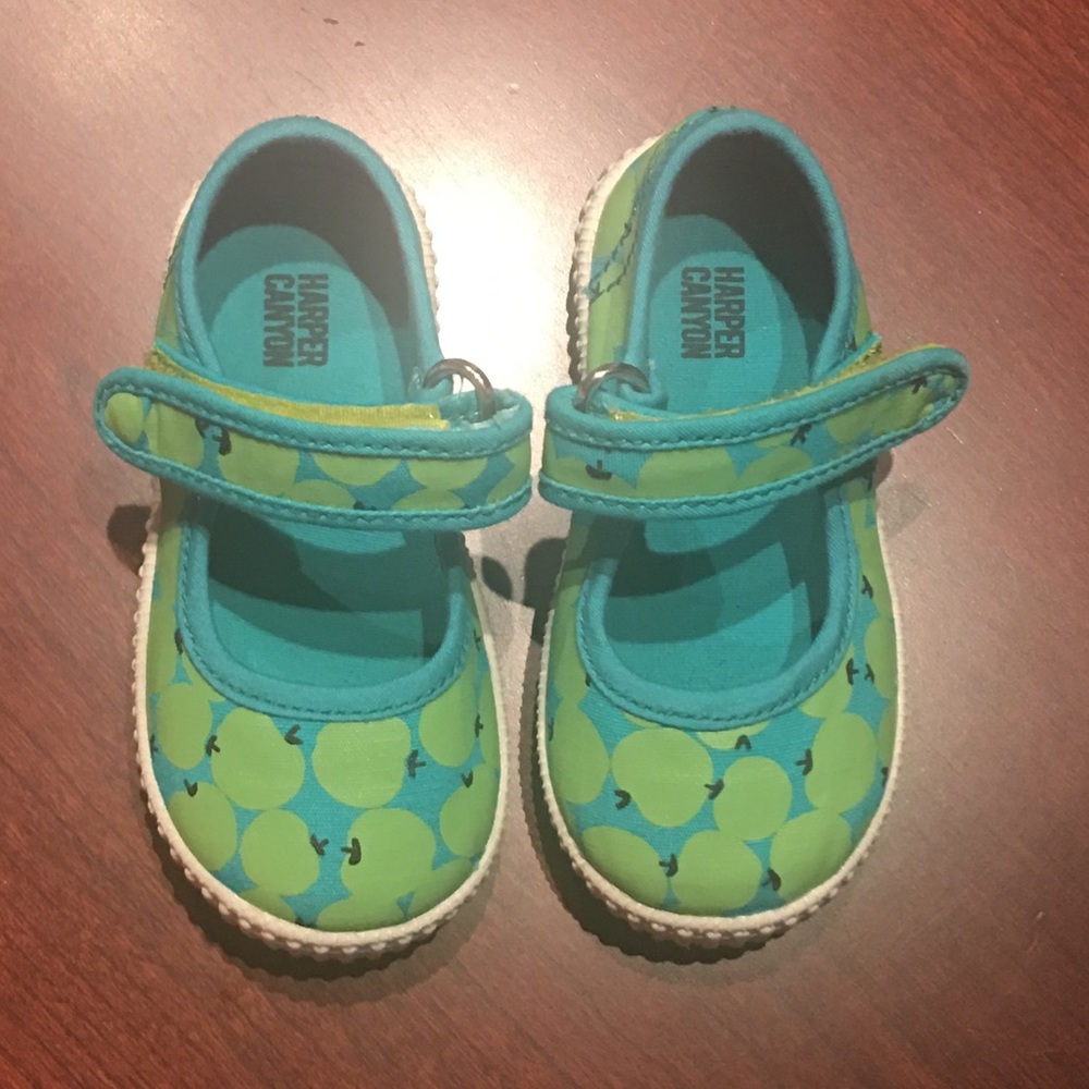 VGUC size 5 Harper Canyon apple shoes