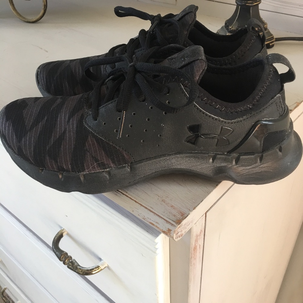 Under Armour Women's 4D Foams. Size 6.5.