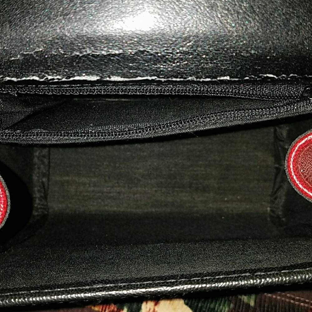 ⭐ Vintage Red & Black Crossbody - Picture 6 of 8
