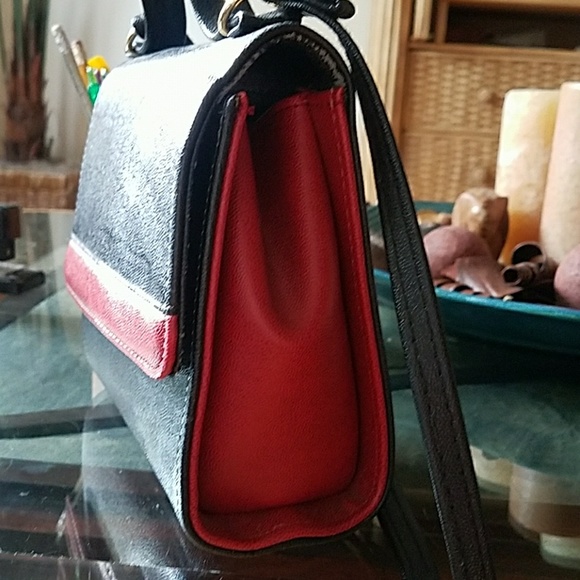 ⭐ Vintage Red & Black Crossbody - Picture 3 of 8