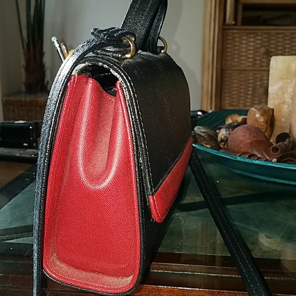 ⭐ Vintage Red & Black Crossbody - Picture 4 of 8