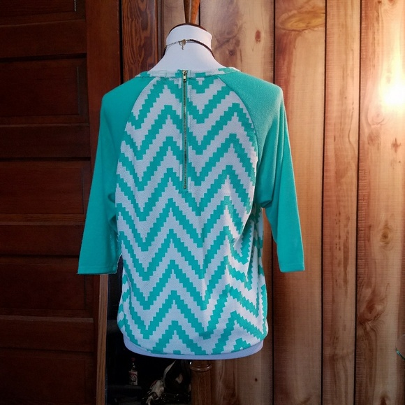 Absolutely Famous Green Chevron Pattern Top. Sz S - Picture 2 of 3