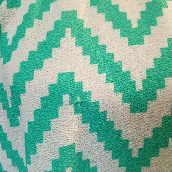 Absolutely Famous Green Chevron Pattern Top. Sz S - Picture 3 of 3