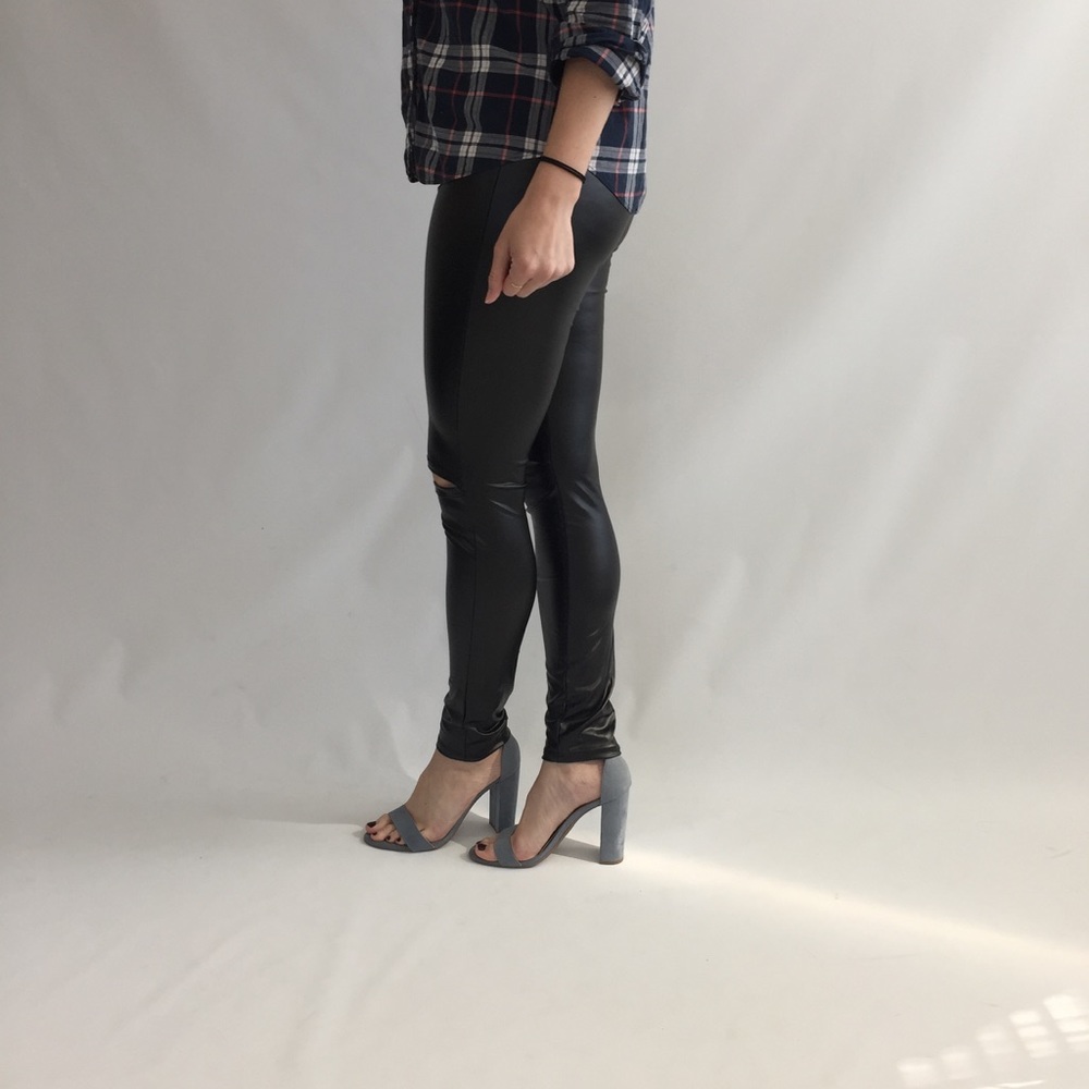 Vegan Leather Cutout Leggings - Picture 3 of 4