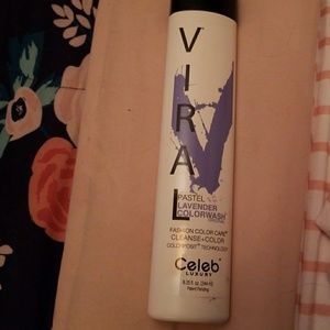 Colors hair instantly! Shampoo