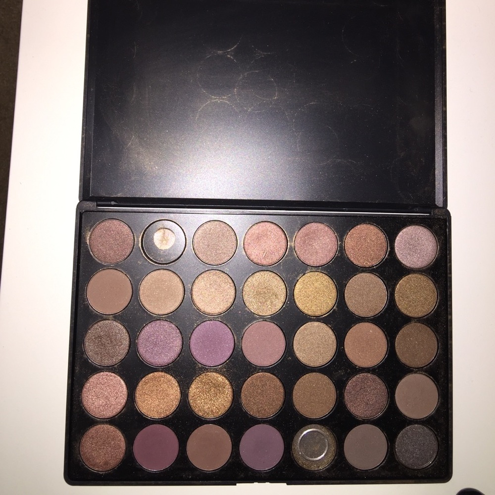 Morphe 35T palette. Missing 2 shadows from travel