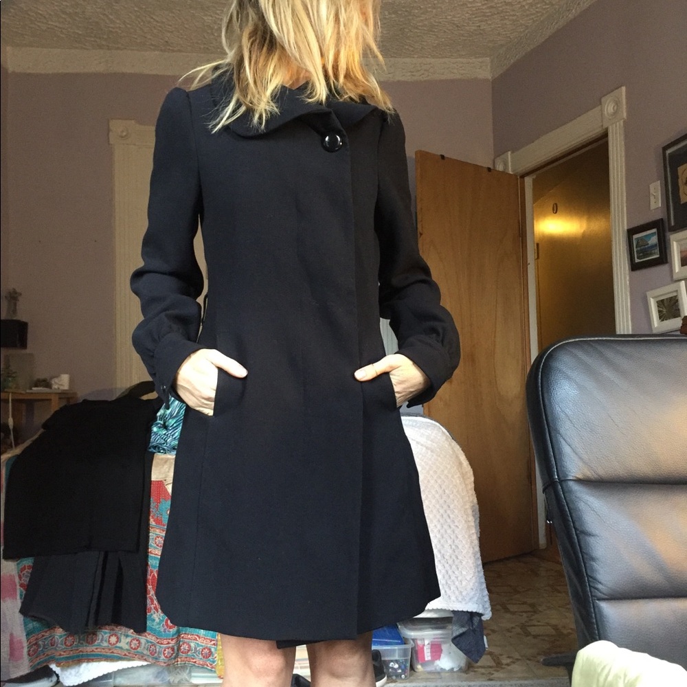 Black buttoned jacket with french collar.