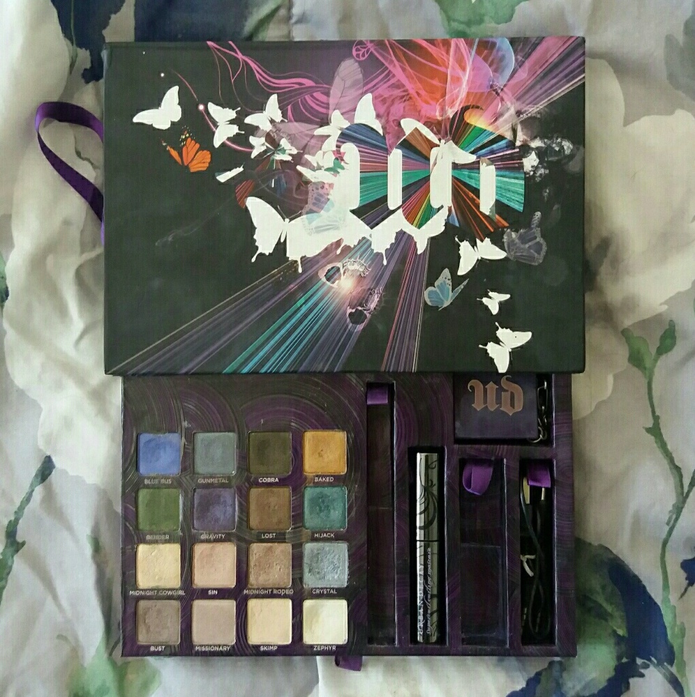 Urban Decay Book of Shadows 4